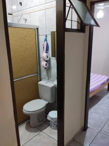 uma casa de banho com WC num quarto em Glenda temporada em Olímpia