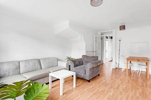 ein Wohnzimmer mit einem Sofa und einem Tisch in der Unterkunft Beautiful Richmond House in Richmond upon Thames