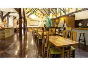 een restaurant met houten tafels en stoelen en een bar bij LAMP Bungo Ohno - Vacation STAY 72179v in Taketa
