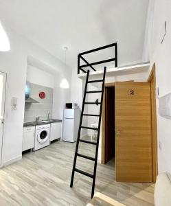 Cama elevada en habitación con cocina en Apartamento Sotos de la Axerquía 2 en Córdoba