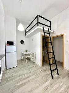 Apartamento tipo loft con escalera en una habitación en Apartamento Sotos de la Axerquía 2 en Córdoba