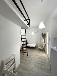 sala de estar con escalera y habitación con cama en Apartamento Sotos de la Axerquía 2 en Córdoba