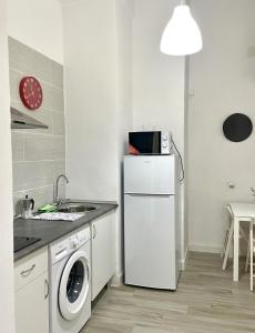 cocina con nevera blanca y lavadora en Apartamento Sotos de la Axerquía 2 en Córdoba