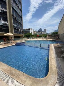 a large swimming pool in the middle of a building at Apartamento com Vista Imperdível in Rio de Janeiro