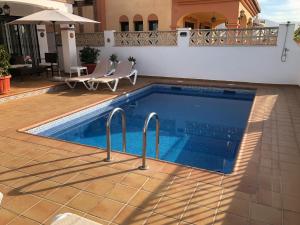 een zwembad voor een huis bij Casa Rosi, vistas al mar, piscina privada y A/A in Nerja