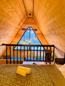 Bett in einem Zimmer mit einem großen Fenster in der Unterkunft Panorama Racha in Ambrolauri