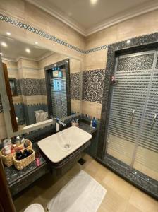 La salle de bains est pourvue d'un lavabo, d'une douche et d'une baignoire. dans l'établissement اليجريا الشيخ زايد, à Sheikh Zayed