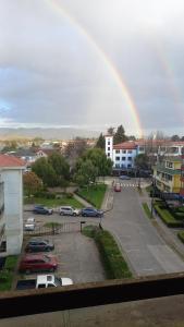 un arco iris en el cielo sobre un estacionamiento en Jeca Centro, en Valdivia