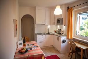 A kitchen or kitchenette at Villa Ladurner