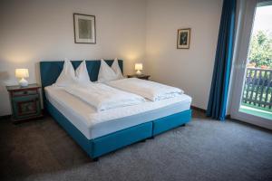 A bed or beds in a room at Villa Ladurner