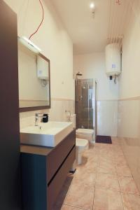 uma casa de banho com um lavatório e um WC em Casa Saffi em Livorno