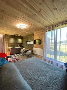 ein Schlafzimmer mit einem großen Bett und eine Küche in der Unterkunft Rest гори 360 чан форель харчування in Scheschory