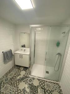 La salle de bains est pourvue d'une douche, d'un lavabo et de toilettes. dans l'établissement Os netos de Fina e Tino, à Cariño