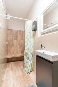 a bathroom with a sink and a shower curtain at Apartamento-San José-WiFi in San José