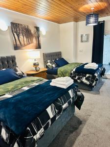 En eller flere senger på et rom på Modern 2 Bedroom Apt Derby City