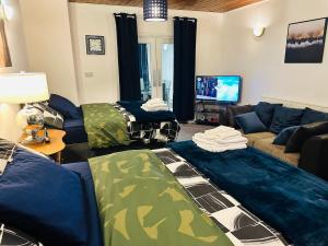 ein Wohnzimmer mit Sofas und einem Sofa in der Unterkunft Modern 2 Bedroom Apt Derby City in Derby