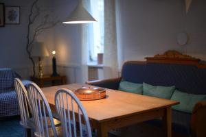 - une table en bois avec des chaises et un bol sur le dessus dans l'établissement Niebieski Domek, 