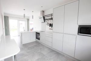 Nhà bếp/bếp nhỏ tại Guest House with hot tub - Boyle