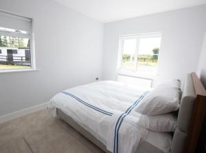 Giường trong phòng chung tại Guest House with hot tub - Boyle +7 ảnh