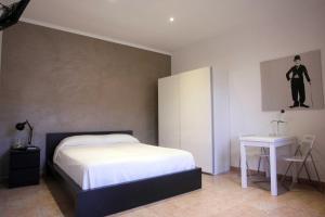 1 dormitorio con 1 cama y mesa auxiliar en Dei Meravigli en Bari
