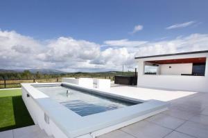 uma casa com uma piscina num pátio em Guest House with hot tub Carrick on shannon Boyle em Boyle