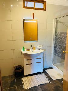 a bathroom with a sink and a shower at Bungalow TEIPO in Teavaro