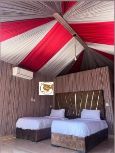 - une chambre avec 2 lits dans une tente dans l'établissement Victoria Desert Camp, à Disah
