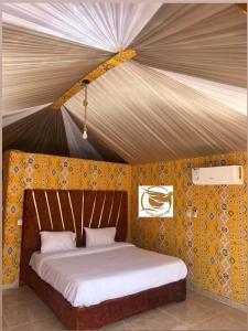 Posteľ alebo postele v izbe v ubytovaní Victoria Desert Camp