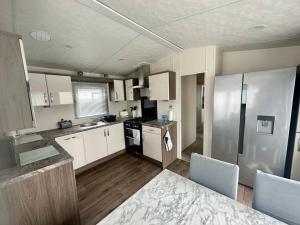 Gallery image of 6 berth luxury caravan, Lyons Winkups Holiday Park in Kinmel Bay +4 photos