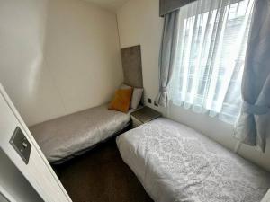 Ένα ή περισσότερα κρεβάτια σε δωμάτιο στο 6 berth luxury caravan, Lyons Winkups Holiday Park