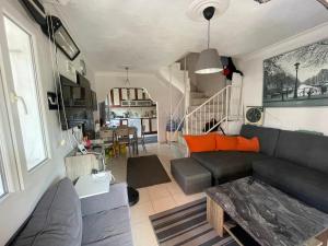 ein Wohnzimmer mit einem Sofa und einem Tisch in der Unterkunft Kuşadası Yazlık Villa in Izmir