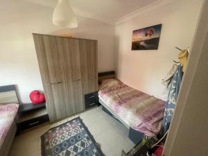 Kleines Zimmer mit 2 Betten und einem Schrank in der Unterkunft Kuşadası Yazlık Villa in Izmir