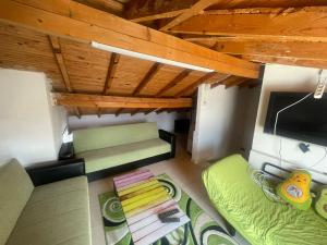 einen Blick über ein kleines Zimmer mit grünen Möbeln in der Unterkunft Kuşadası Yazlık Villa in Izmir