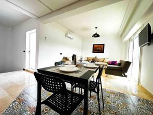 拉巴特的住宿－Étage de villa entier et indépendant C，客厅配有桌椅和沙发
