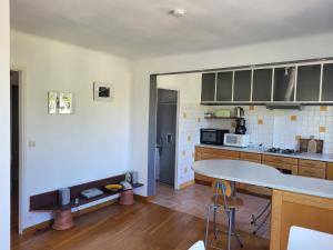 cocina con mesa en el centro de una habitación en LE CENTRAL en Montpellier