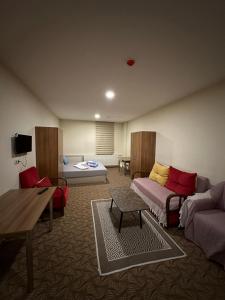 - un salon avec un canapé et un lit dans l'établissement Eros Otel, à Pamukkale
