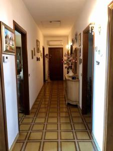 un pasillo con suelo de baldosa en una casa en Appartamento nel cuore della Basilicata, en Ruvo del Monte