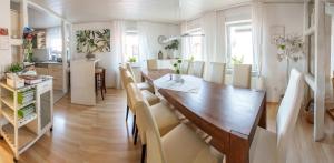 Kuchyň nebo kuchyňský kout v ubytování Wilhelm Appartements 100qm im Zentrum Brackenheim nähe Tripsdrill