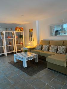 a living room with a couch and a coffee table at Acogedor apartamento loft in Alhaurín de la Torre