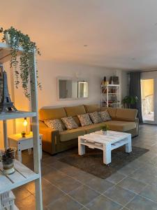 a living room with a couch and a table at Acogedor apartamento loft in Alhaurín de la Torre