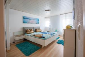 Schlafzimmer mit einem Bett mit blauem Teppich in der Unterkunft Wilhelm Appartements 100qm im Zentrum Brackenheim nähe Tripsdrill in Brackenheim
