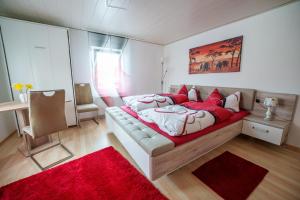 Postel nebo postele na pokoji v ubytování Wilhelm Appartements 100qm im Zentrum Brackenheim nähe Tripsdrill