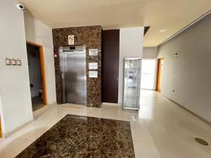 an empty lobby with a elevator in a building at Hotel Reycer in Piura