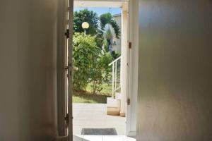 Κήπος έξω από το Très bel appartement T3 avec piscine et vue mer +50 φωτογραφίες