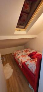 ein Schlafzimmer mit einem Bett in einem Zimmer mit einer Decke in der Unterkunft Vikendica OM relax in Prijedor