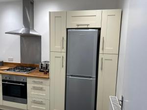 uma cozinha com um frigorífico e um fogão em Excellent 1 bedroom flat in Highbury & Islington em Londres