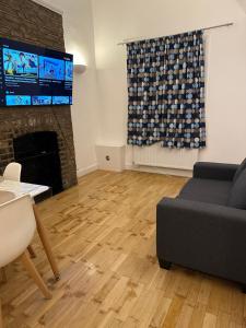 uma sala de estar com um sofá e uma lareira em Excellent 1 bedroom flat in Highbury & Islington em Londres