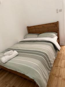 uma cama com duas toalhas num quarto em Excellent 1 bedroom flat in Highbury & Islington em Londres