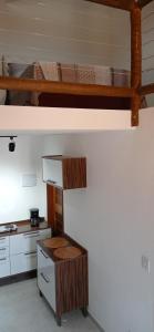 倫索伊斯的住宿－Chalés D'Lis，带双层床和厨房的客房