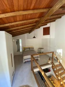 uma sala de estar com tectos em madeira e uma mesa em Chalés D'Lis em Lençóis